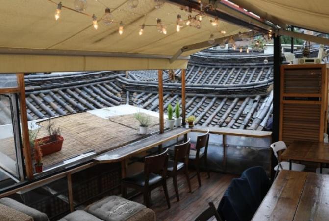 서울 대가족 숙소 거실 전경