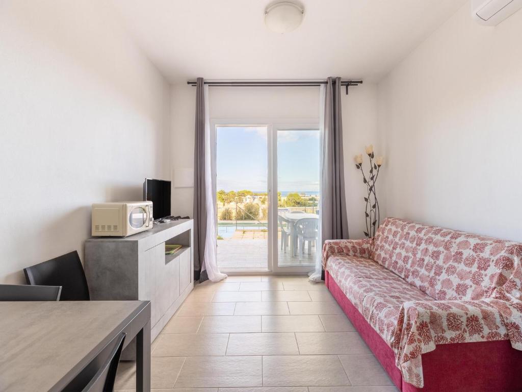 Air-conditioned, in residence, with pool and patio - 4