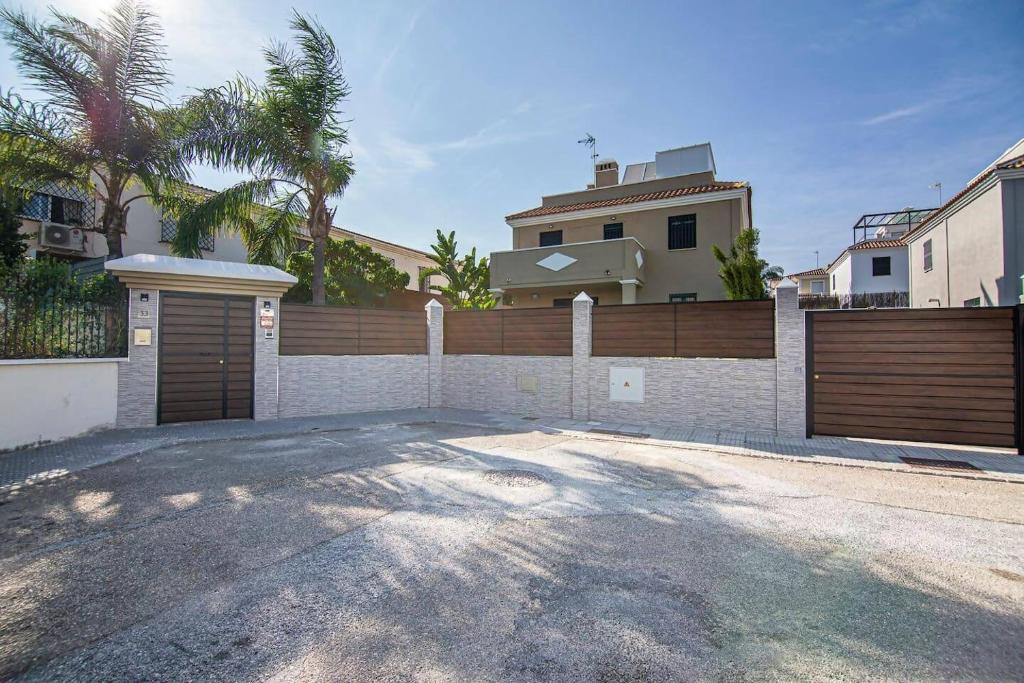 Modern beach villa with parking and private pool - 2
