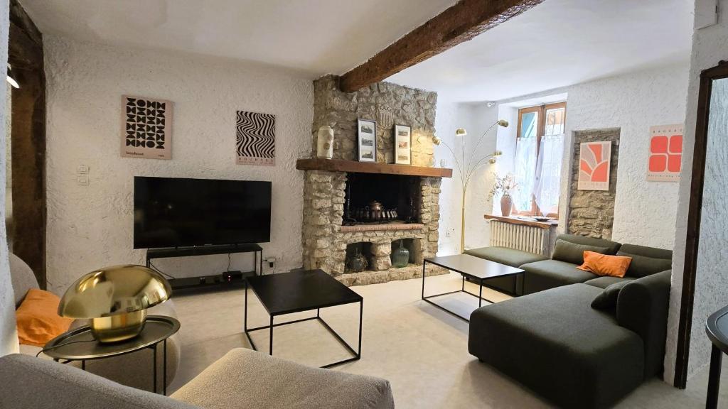 Maison au pied de la Cité médiévale - 1