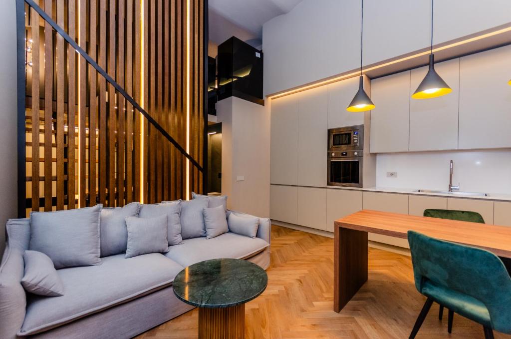 CasaRavizza Milano-elegance & privacy- Fast WiFi- 4min shopping at Corso Vercelli near Duomo & 8min City Life Shopping District - 2