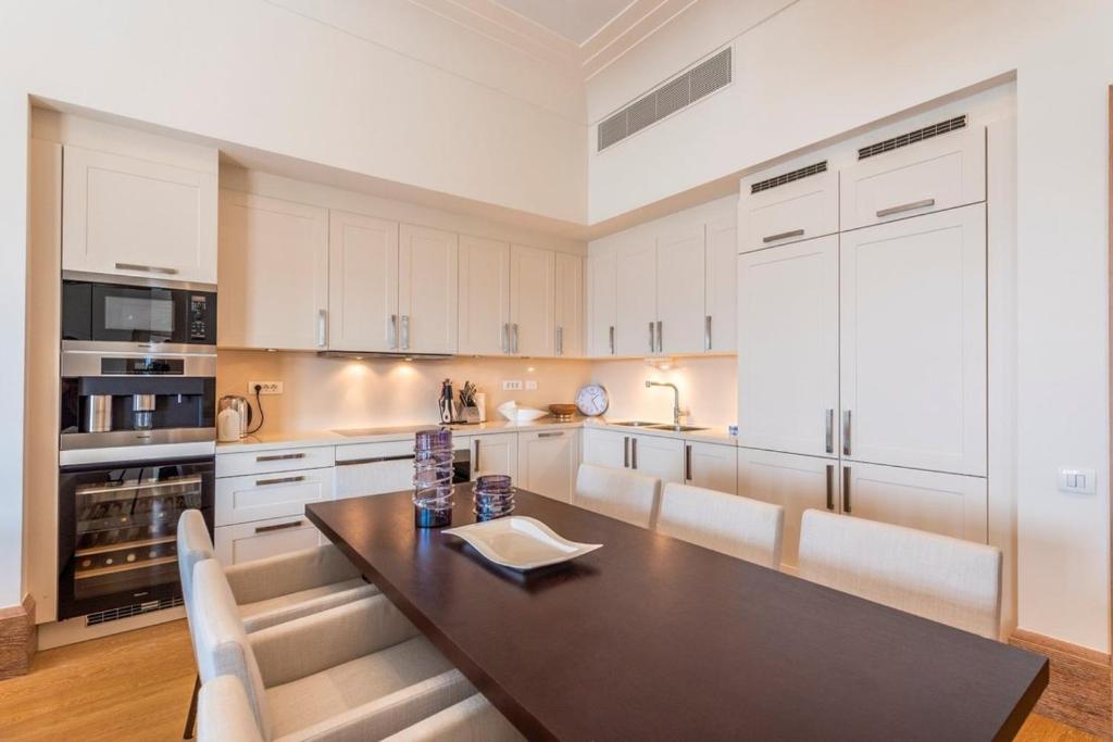 Luxurious SeaView Apartment Bar - 4 Double BDR - 2