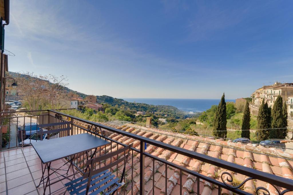 Vista su Montecristo - Goelba - 2