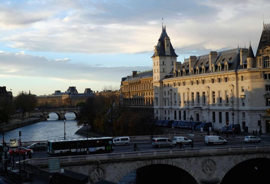 Two Bedroom Luxury Apartment - Balcony with View of Notre Dame - 5