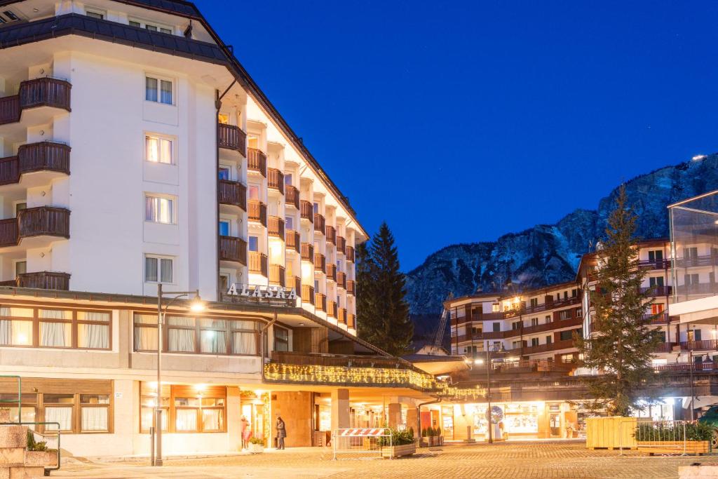 Hotel Alaska Cortina - 1