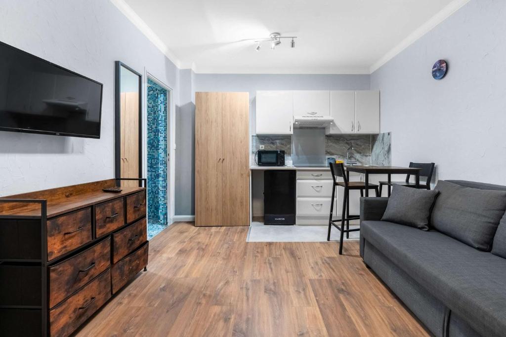 Chic Studio Near Arc de Triomphe - 2