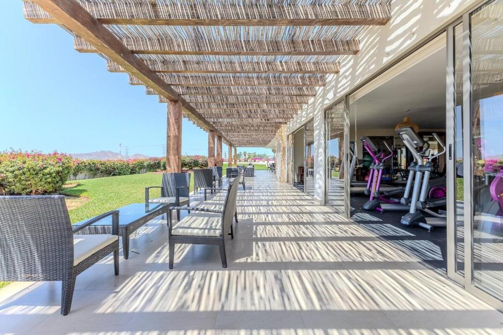 Waterfront condo with pool & gym access - 2