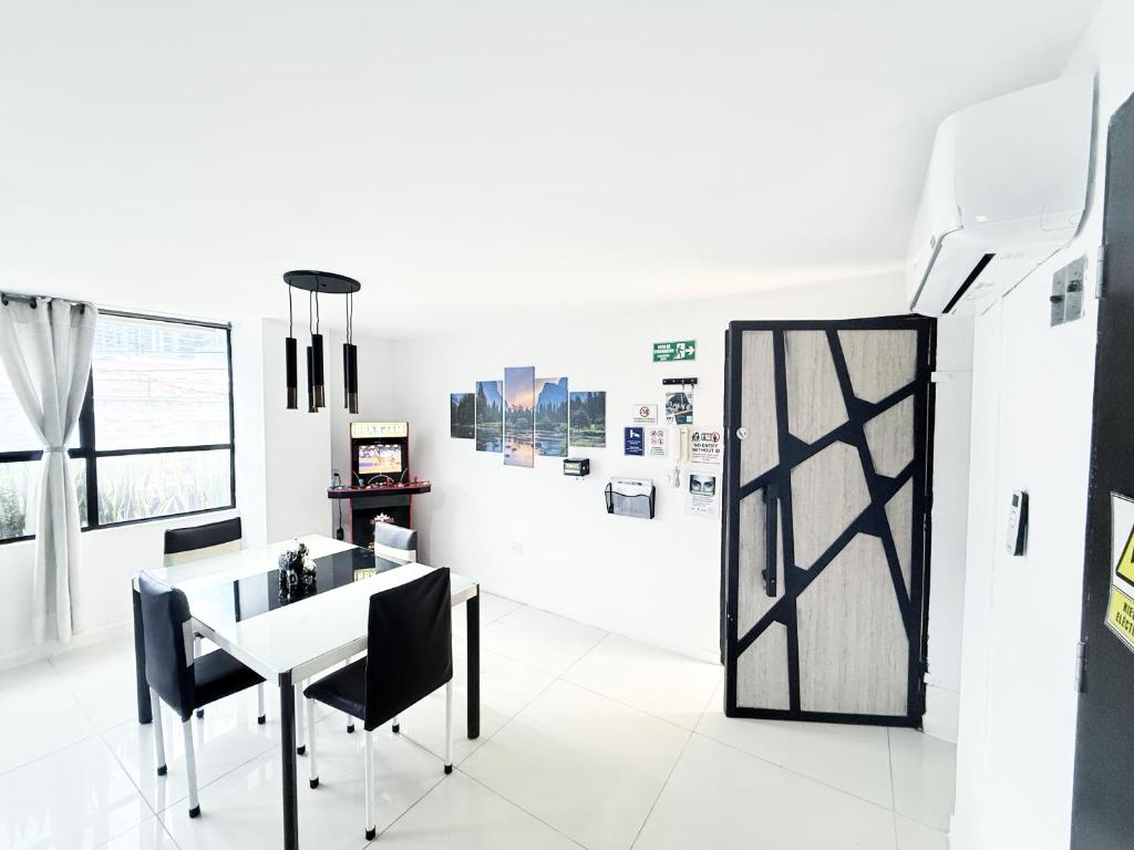 2 bedroom apartment - one block from Lleras park, P1 - 5