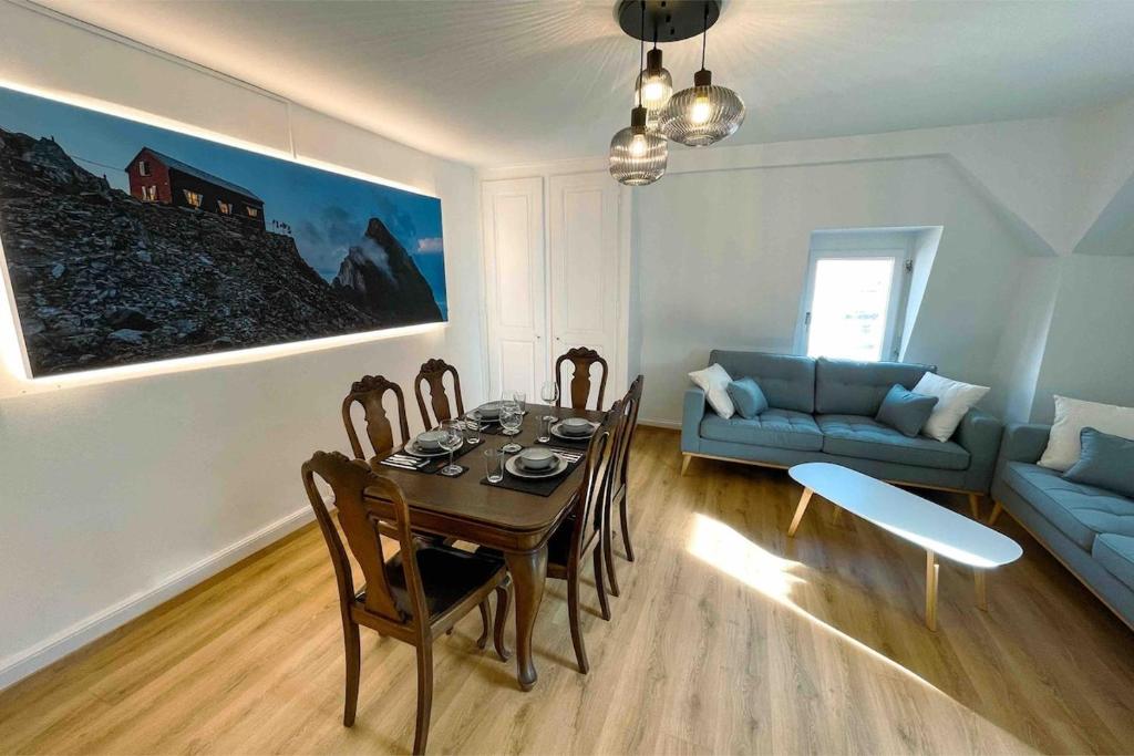 City Center 4BD Parking Fast WiFi - 1