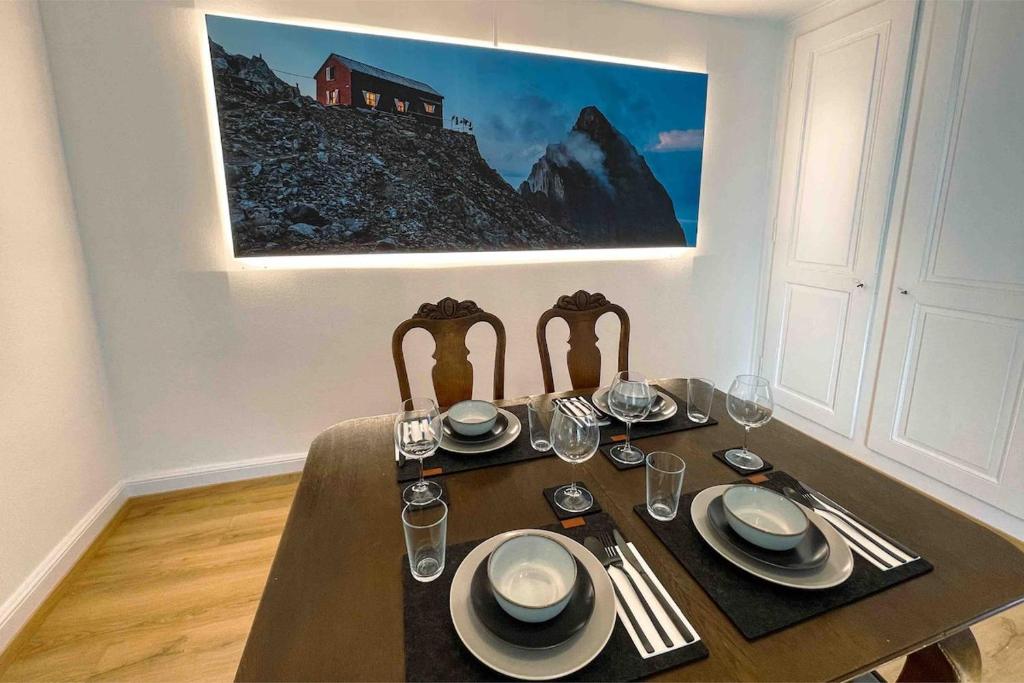 City Center 4BD Parking Fast WiFi - 3