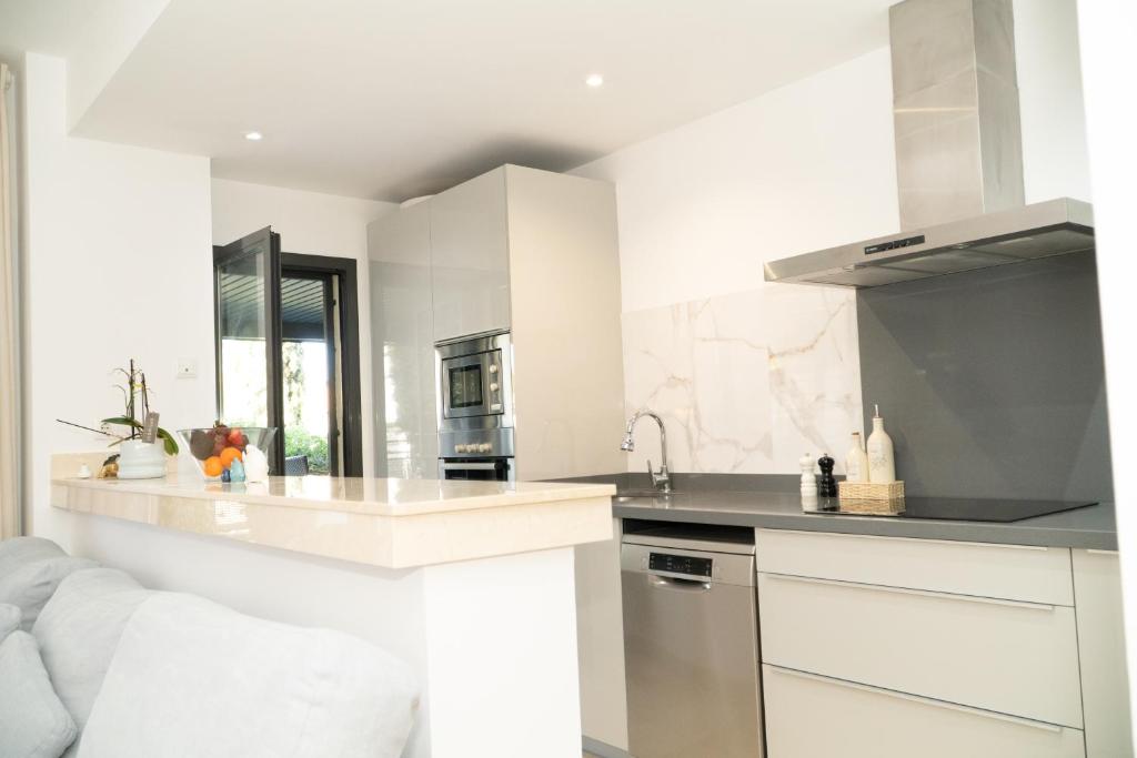 Luxury 2BR Apartment near Marbella & Puerto Banus Pool, Padel, Parking - 4
