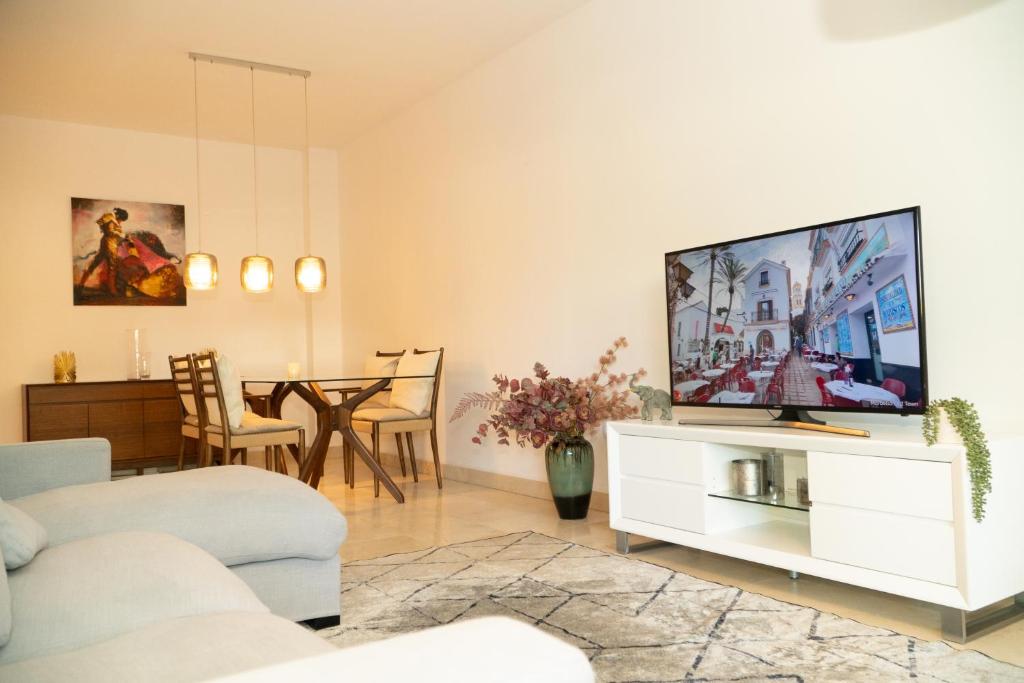 Luxury 2BR Apartment near Marbella & Puerto Banus Pool, Padel, Parking - 3