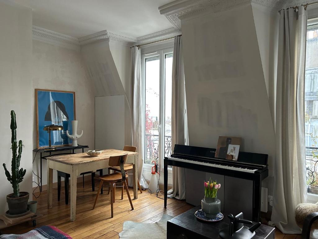 Montmartre 2-Room Apartment with a View - 2
