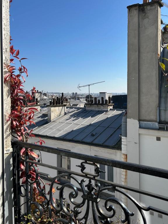 Montmartre 2-Room Apartment with a View - 4