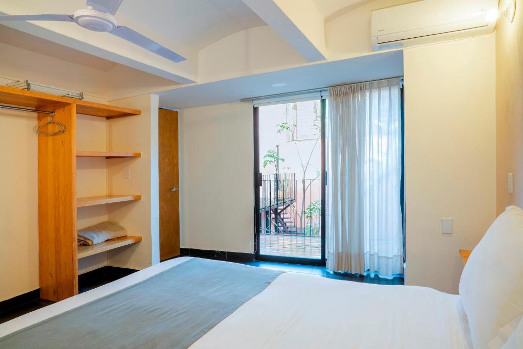 REGIONES - ISTMO · ASpacious 3 Bedroom Apt Upper Room - 1