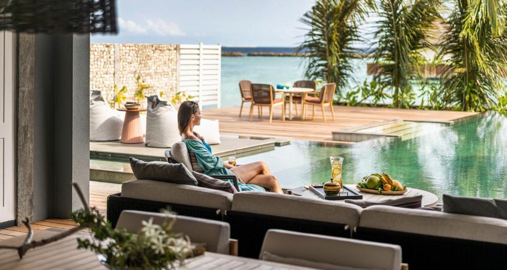 Four Seasons Resort Maldives at Landaa Giraavaru — Swimming pool in Baa Atoll, Baa
