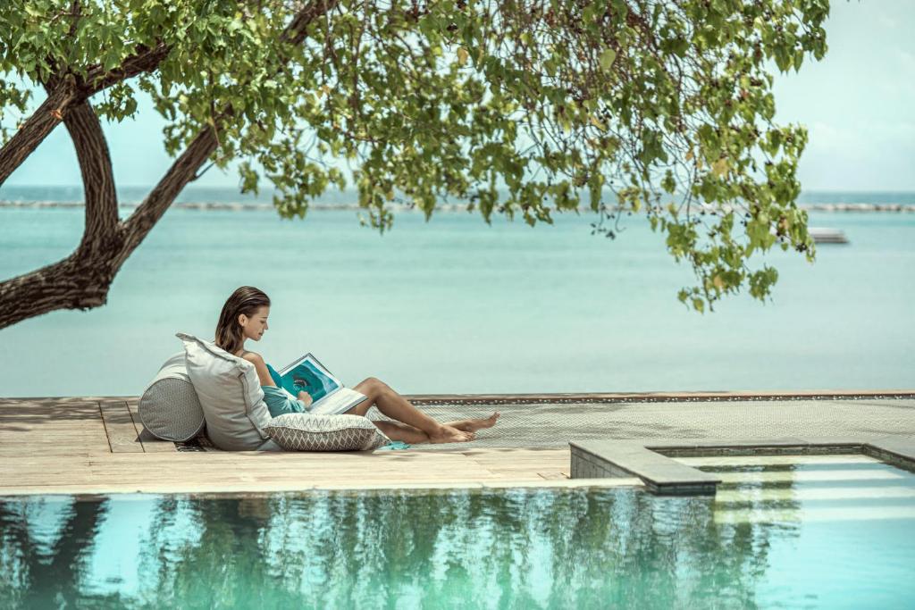 Four Seasons Resort Maldives at Landaa Giraavaru — Swimming pool in Baa Atoll, Baa