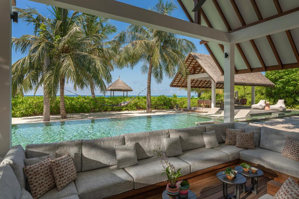 Four Seasons Resort Maldives at Landaa Giraavaru — Swimming pool in Baa Atoll, Baa
