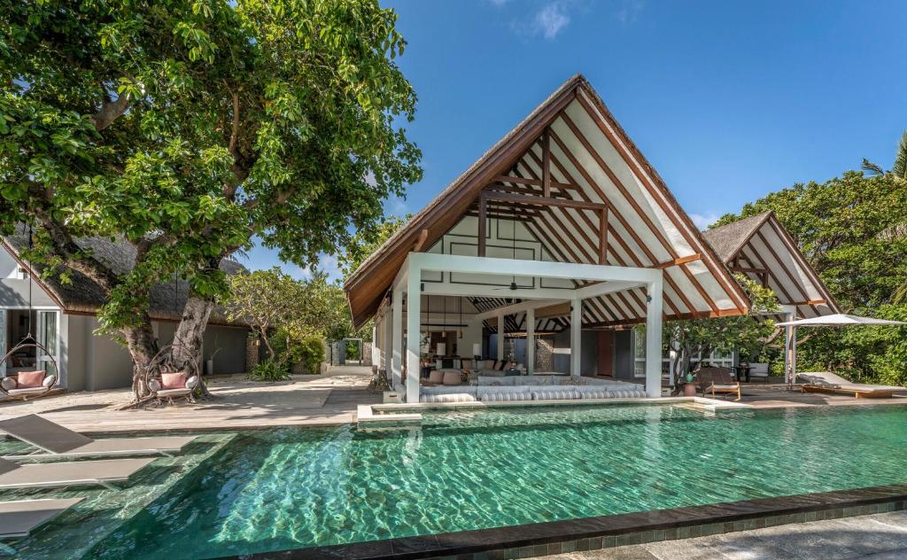 Four Seasons Resort Maldives at Landaa Giraavaru — Swimming pool in Baa Atoll, Baa