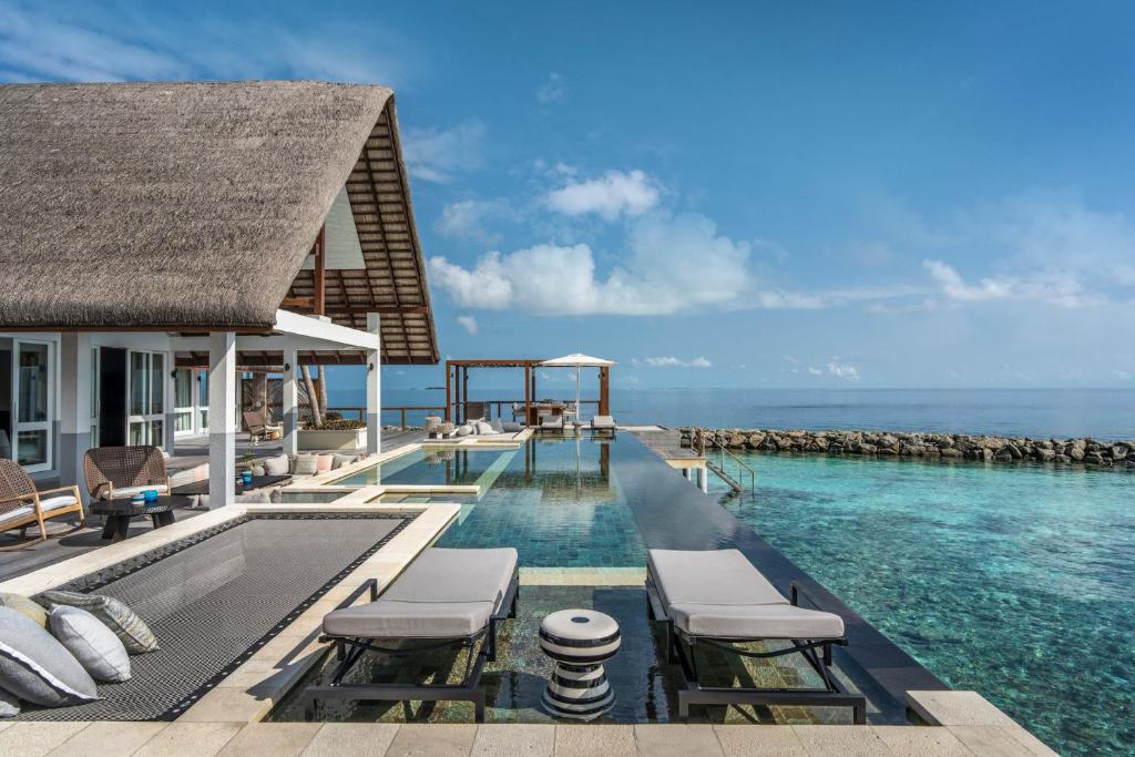 Four Seasons Resort Maldives at Landaa Giraavaru