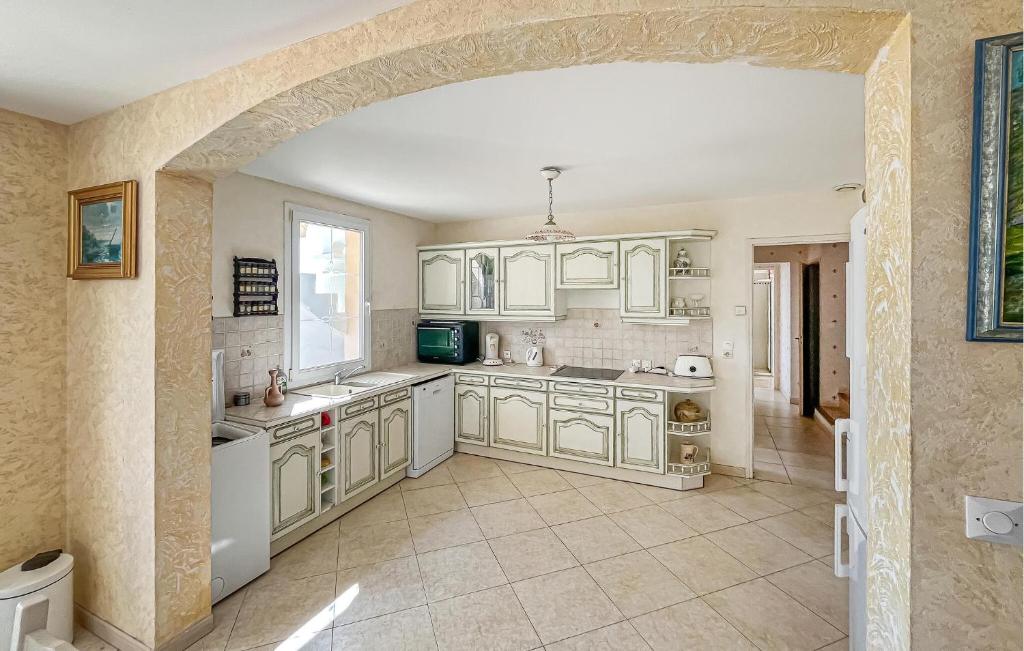 Awesome Home In Cavalaire - 5