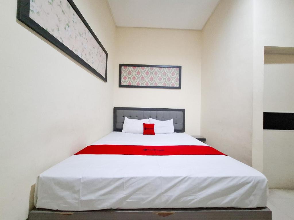 RedDoorz @ Hotel Galaksi Ponorogo 客室