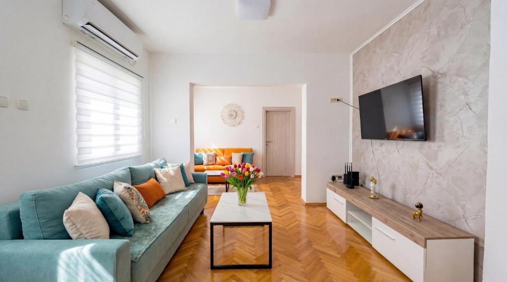 GRAND 3-Bedroom Apartment - 2