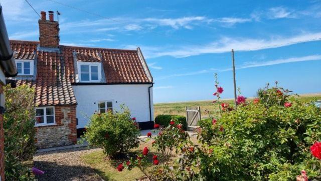 Cley Corner Cottage, Salthouse - pet-friendly stay
