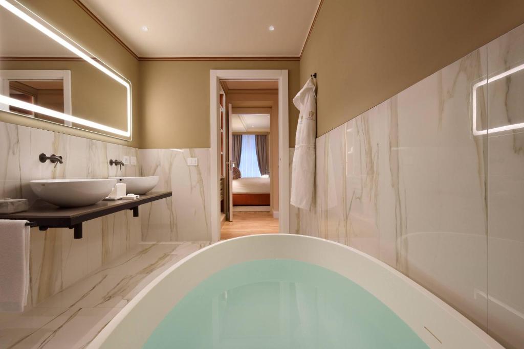 Luxury Apartments by Palazzo Portinari Salviati - 5