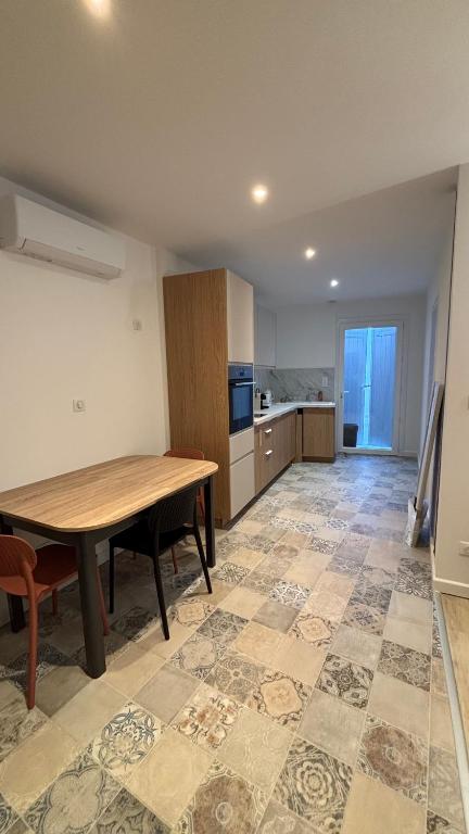 Historical Avignon, Modern Comfort Num 2 - 3