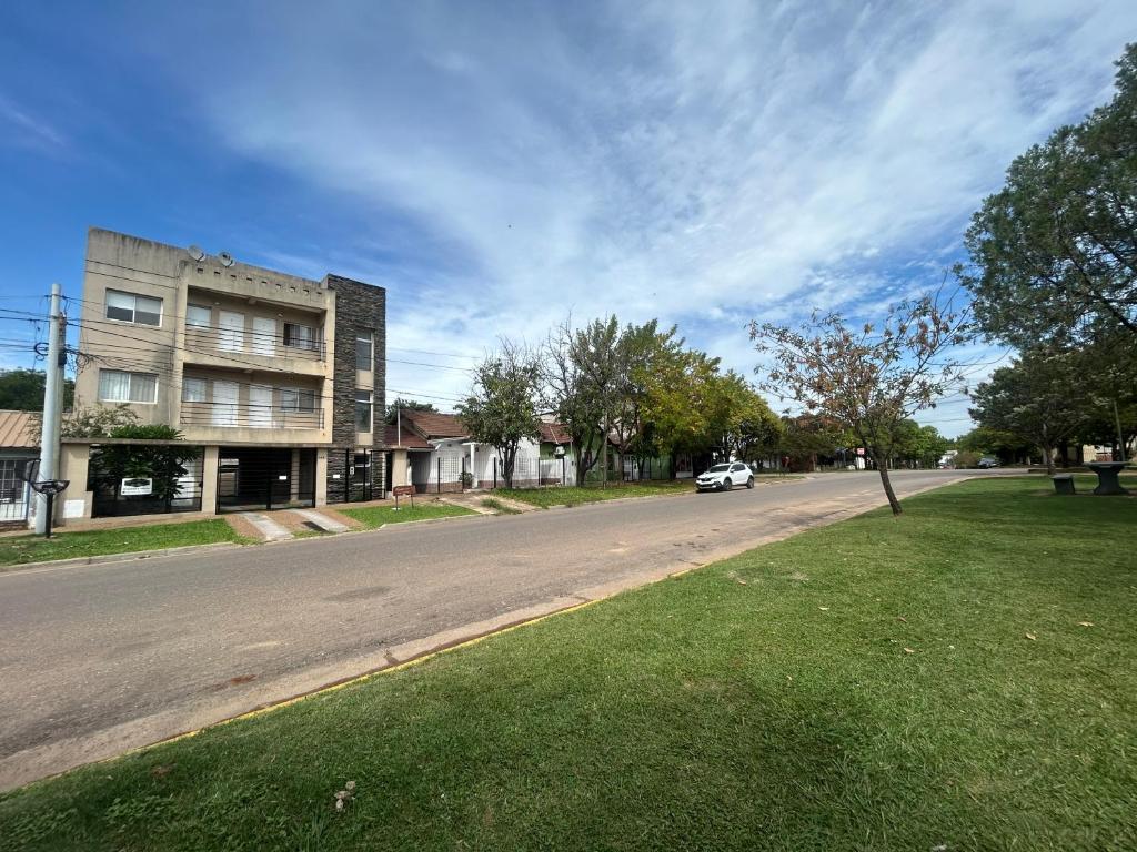 Departamento dos dormitorios con cochera zona terminal ómnibus Colón - 2