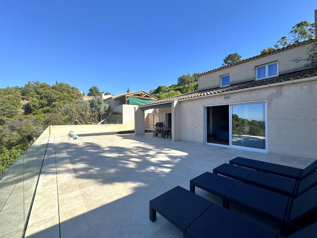 Villa BOUGINVILLEES climatisée pour 12 personnes avec piscine chauffée et vue mer à La Londe-Les-Maures - 2