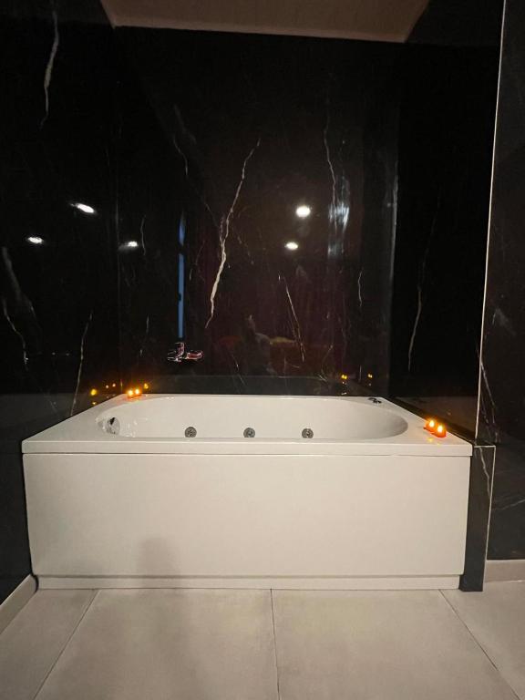 Apartamento con jardín y pequeña piscina privada para refrescarse - 2