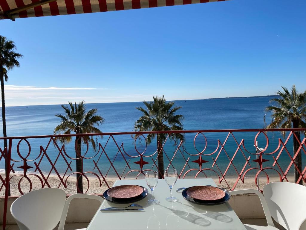 Beau studio front de mer Juan les pins vue mer exceptionnelle - 2