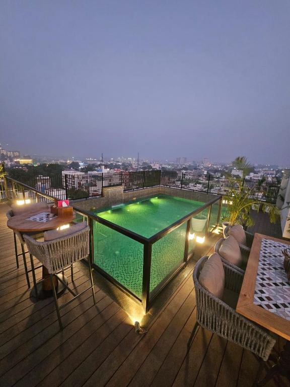 Swimming pool