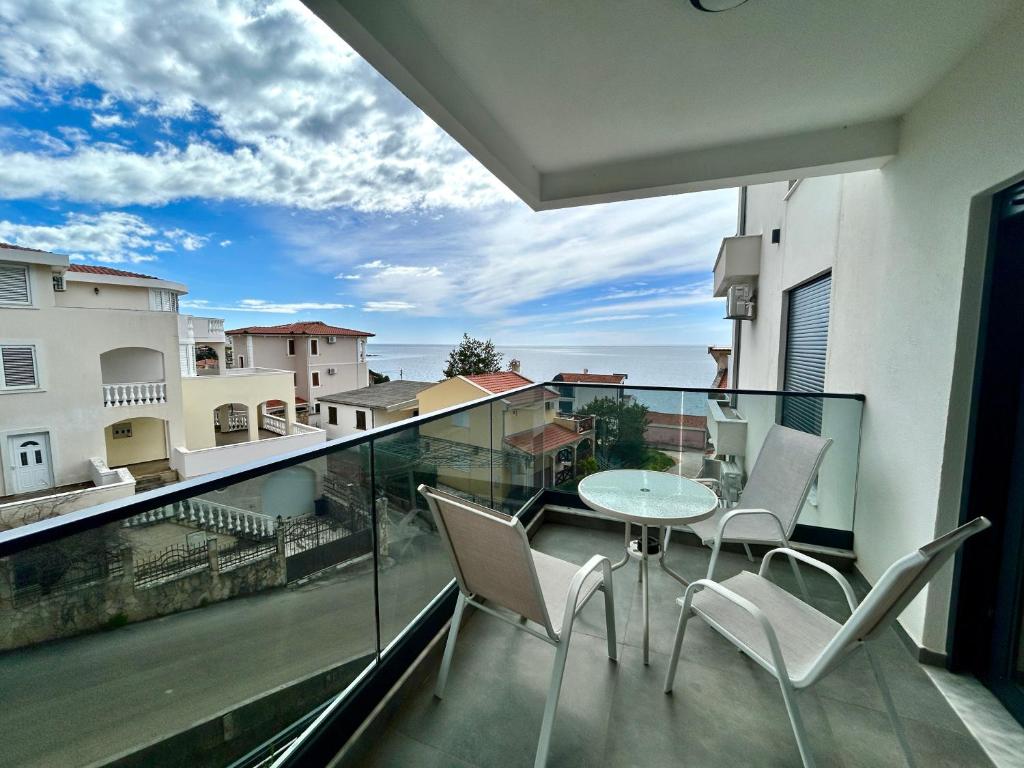 Sea & Stone Edge Suites - 3
