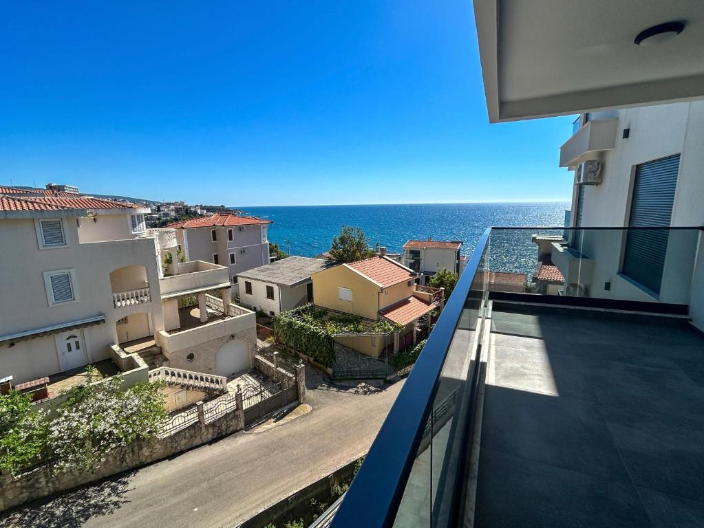 Sea & Stone Edge Suites - 5