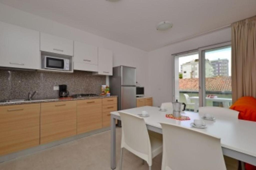 Family-Friendly vacation flat with pool - 2