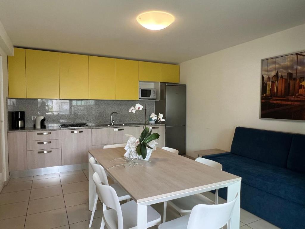 Modern flat with balcony by the beach - 3