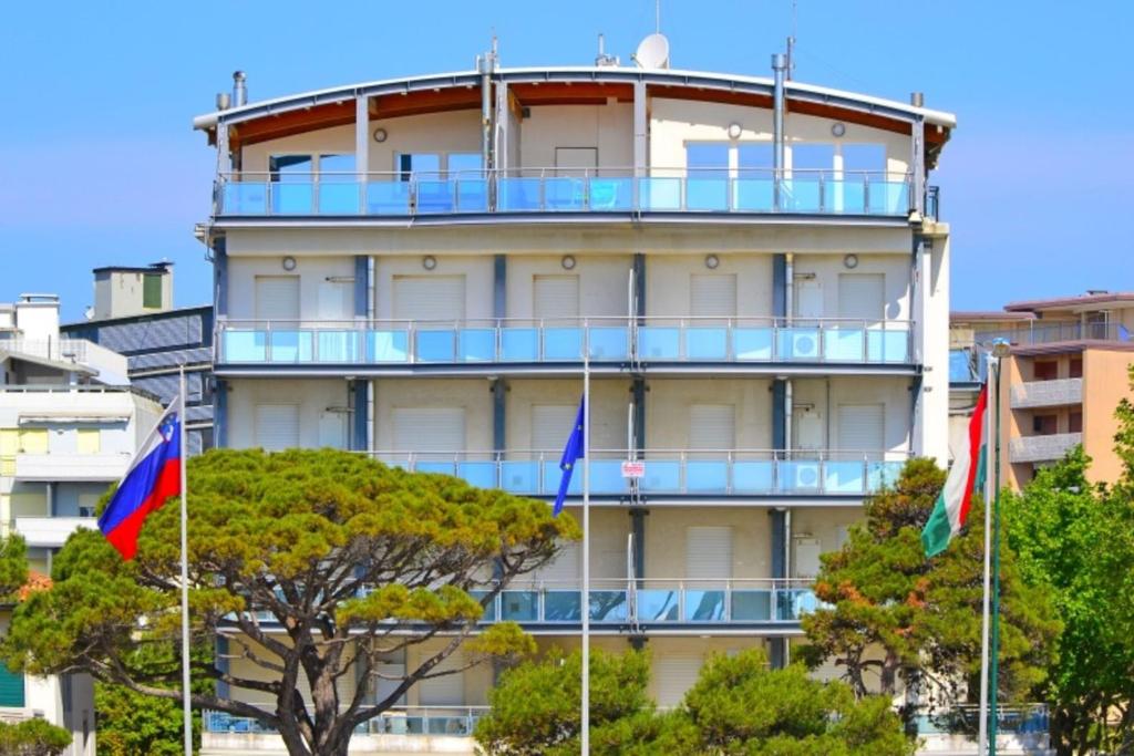 Bright flat on the beachfront - 2