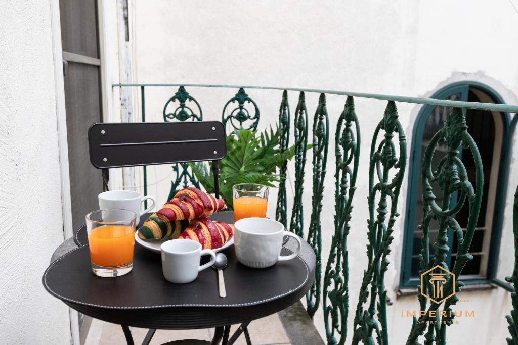 Historic Center Loft - 5min to Colosseum, 300mt to Metro, Pvt Balcony, A-C - 4