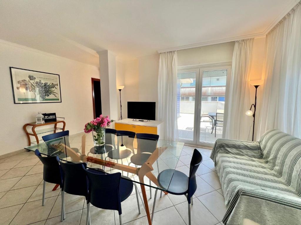Lignano top-floor flat near center - 2