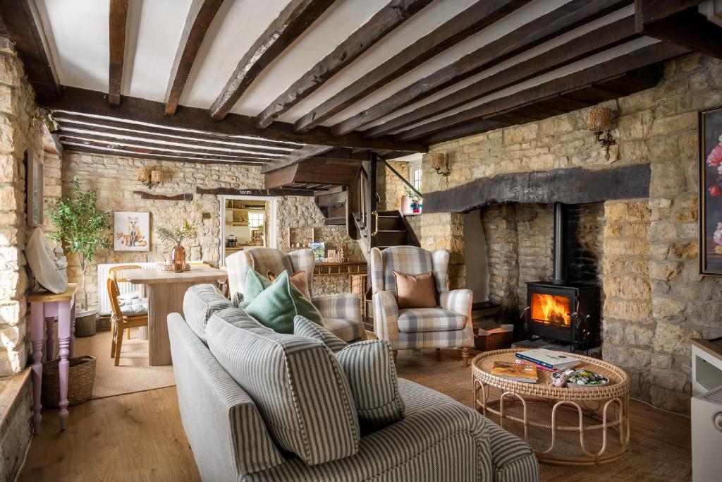 Country Chic Authentic Cottage in Bourton-on-the-Water - dog-friendly Cotswolds cottage with enclosed garden