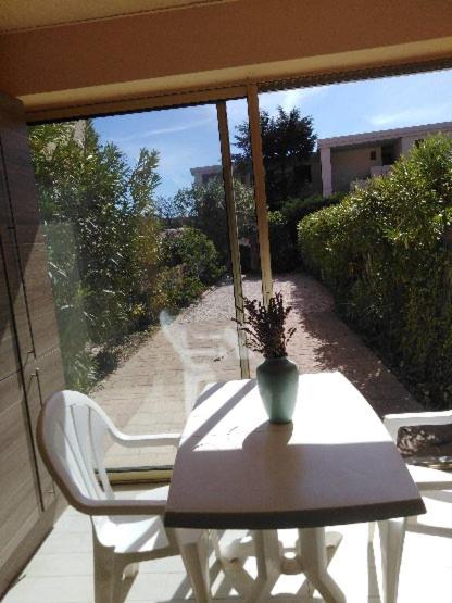 Charmant Studio-Appartement composé d un coin cabine, pièce de vie et jardin - Le Lavandou St-Clair - 4