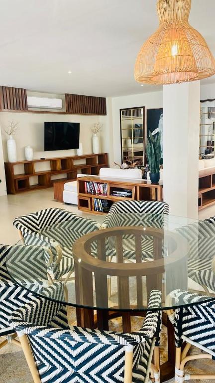 Beautiful condo 2bed, 3bath, pools and city views! - 5