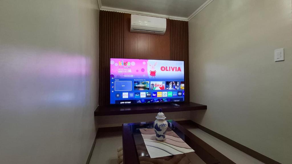Shared lounge/TV area
