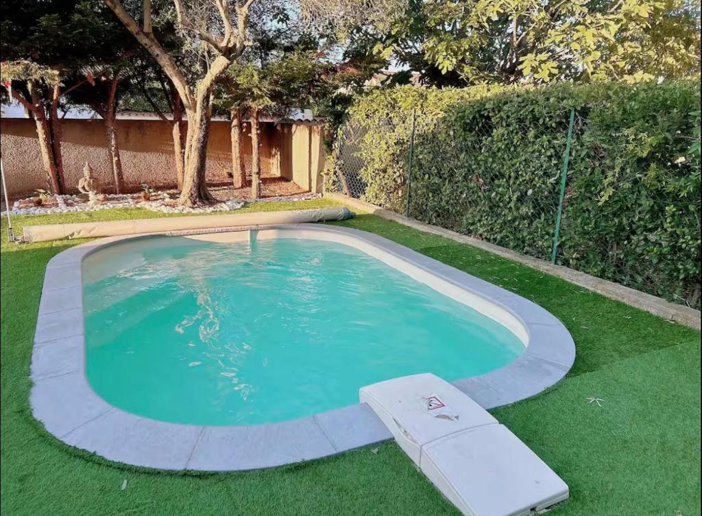 estudio con piscina y jacuzzi - 1