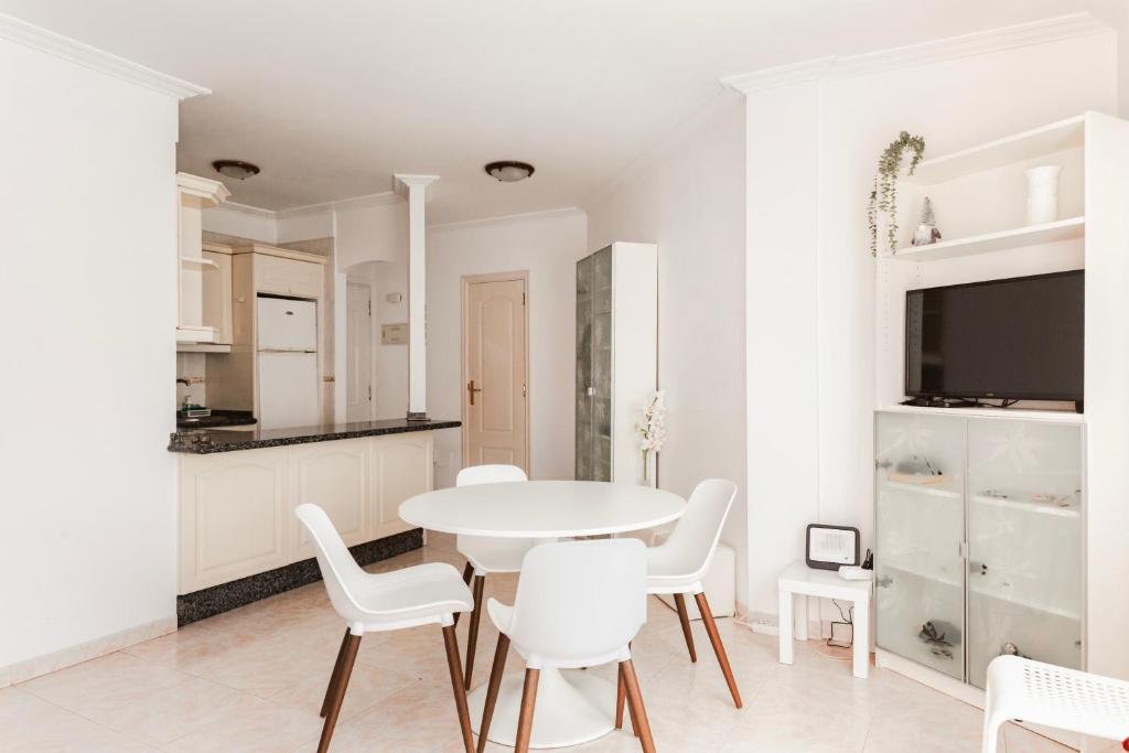 2 bedroom apartment with a pool - 4