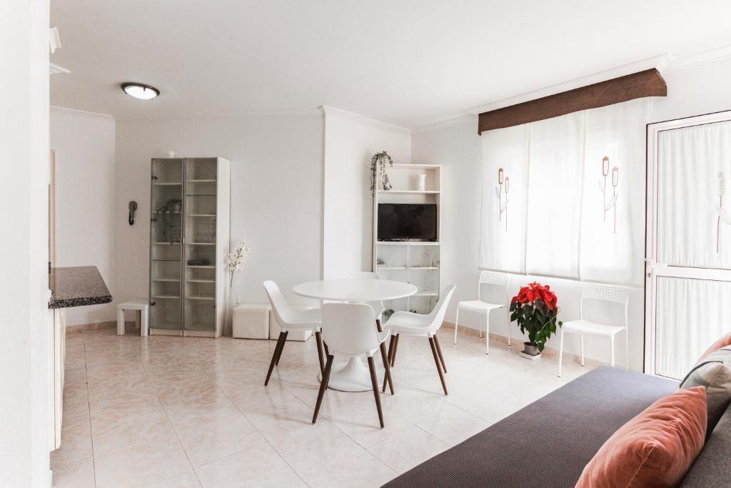 2 bedroom apartment with a pool - 2