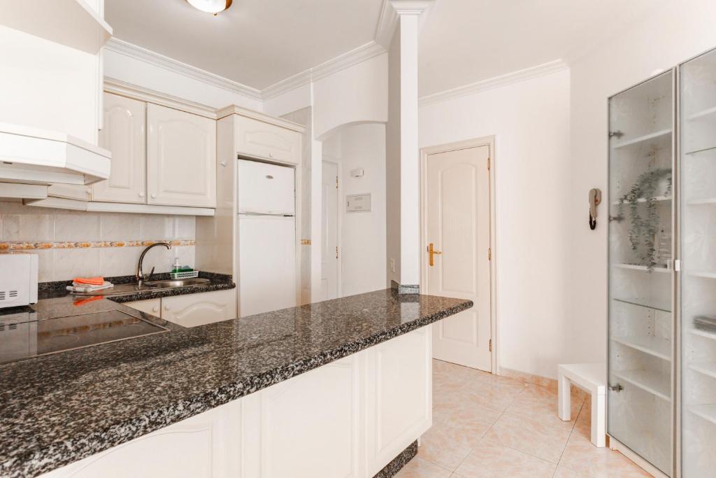 2 bedroom apartment with a pool - 5